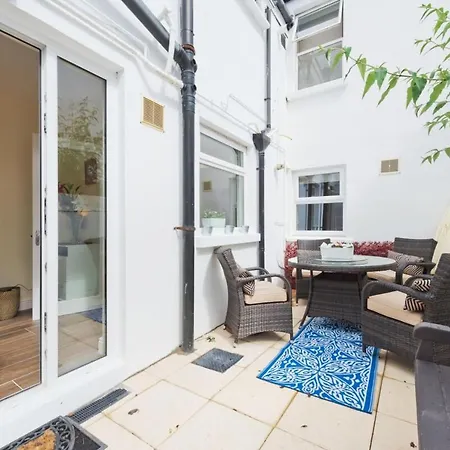 Charming Riverside - Minutes From Dublín