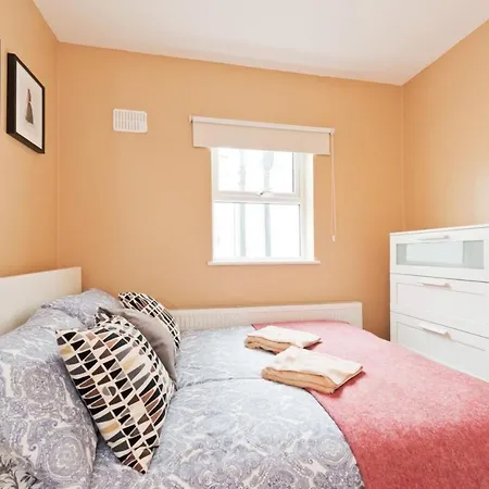Charming Riverside - Minutes From Dublín