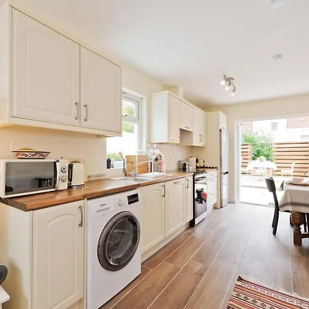 Charming Riverside - Minutes From *