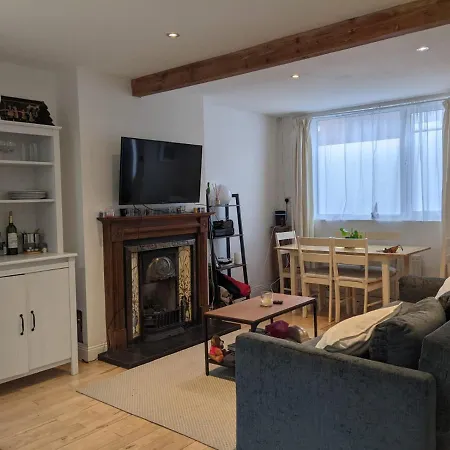 Hébergement de vacances Entire House, Sleeps 2-6, Sunroom, Outside Yard