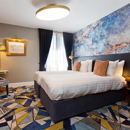 Keavan's Port Hotel, Hotel 4*