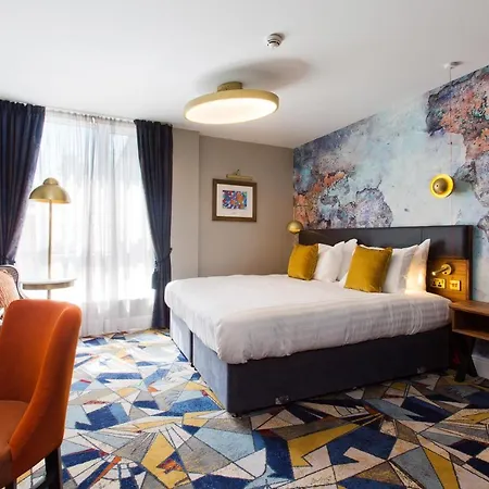 Keavan's Port Hotel, Hotel