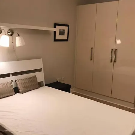 2 Bedroom Spacious And New Centre Apartment *