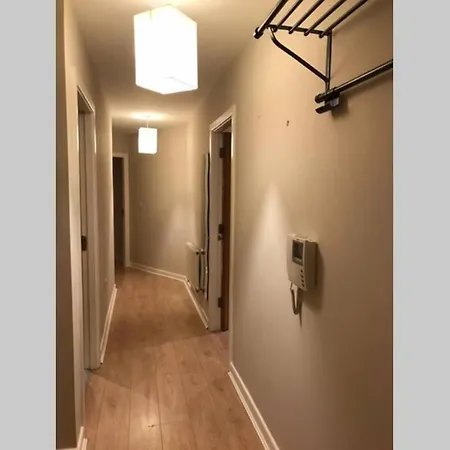 2 Bedroom Spacious And New Centre Apartment *