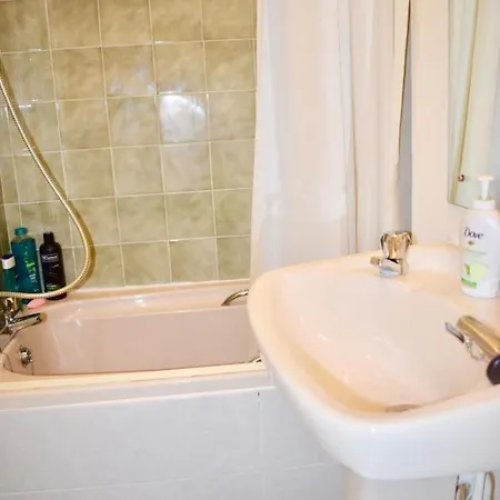 Lovely 1 Bedroom In Apartment