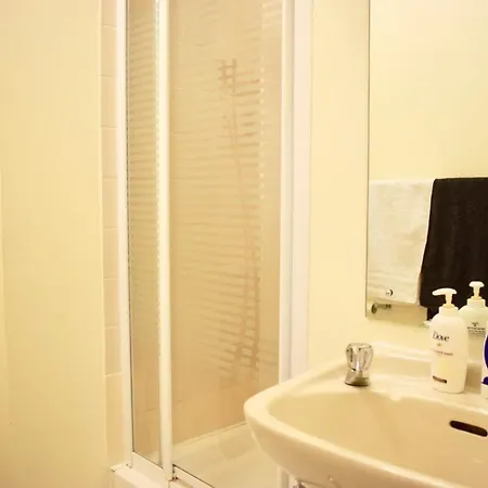 Lovely 1 Bedroom In Apartment *