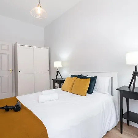 Liptons Court - Irish Group Apartment *