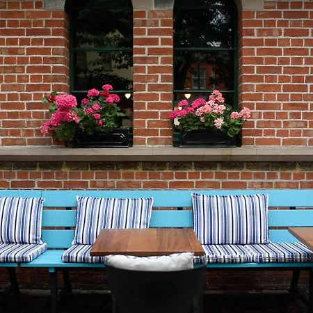 Schoolhouse Otel 4*
