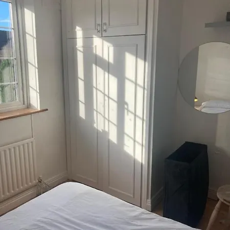 Villa Entire Terraced Two Story Redbrick House With Parking In Secluded Cul De Sac *