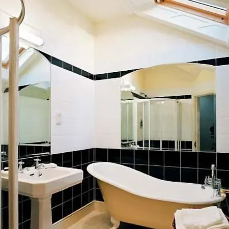 Konukevi Aberdeen 4*