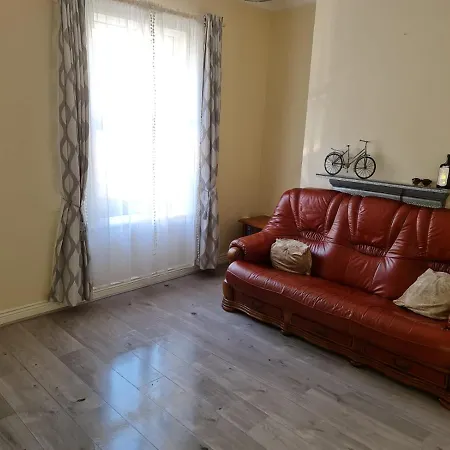 Centre 2 Allen Terrace Phibsborough 7 *