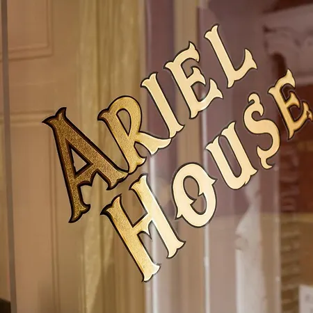 Ariel House 게스트하우스 4*