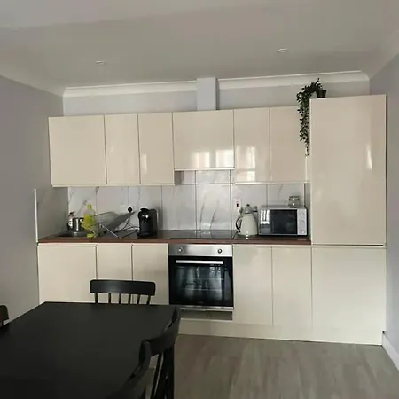 Stylish 2 Bedroom Flat In Appartamento Dublino