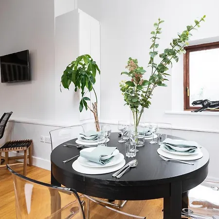 Liptons Court - Irish Group Apartment