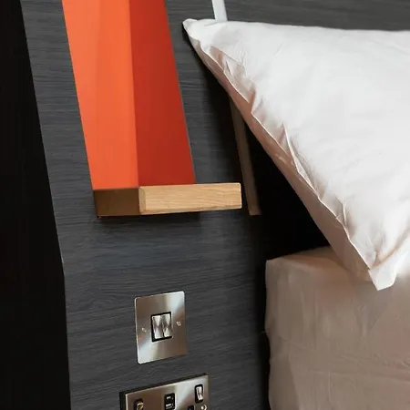 Easyhotel Hotel *