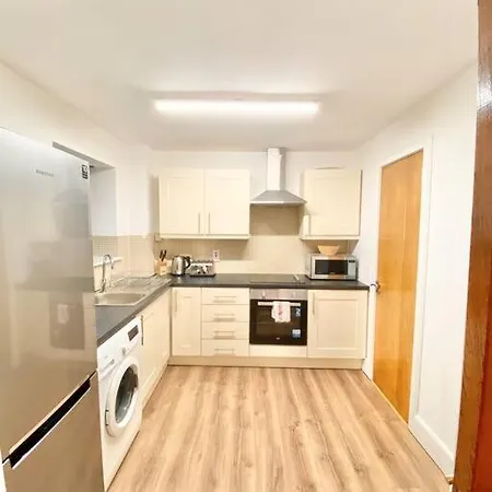2 Bed In Centre Apartment *