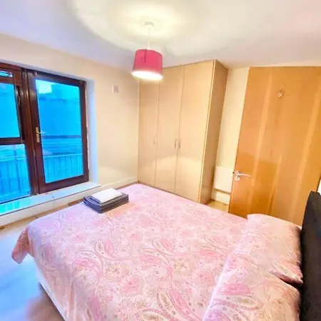 2 Bed In Centre Apartment *