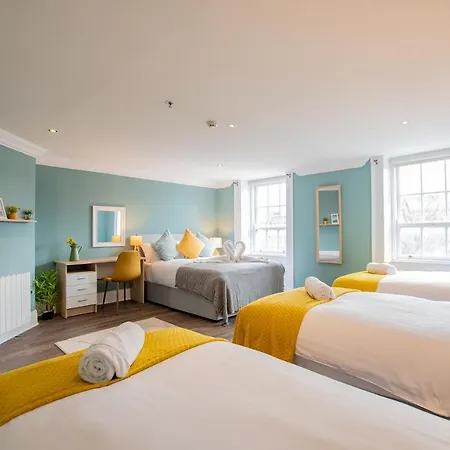 Holiday home The Yellow Door By Shortstays *