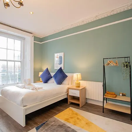 Holiday home The Yellow Door By Shortstays *