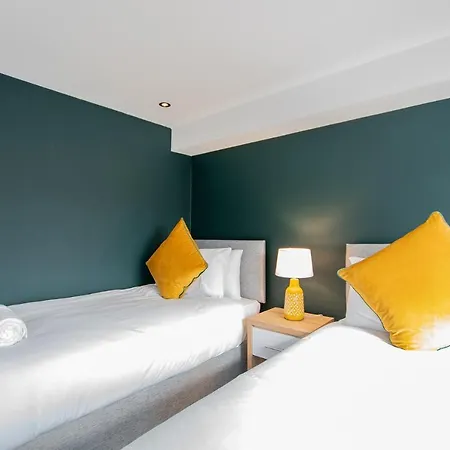 Holiday home The Yellow Door By Shortstays *