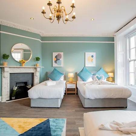 Holiday home The Yellow Door By Shortstays *