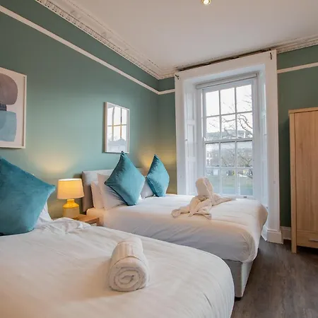 Holiday home The Yellow Door By Shortstays *