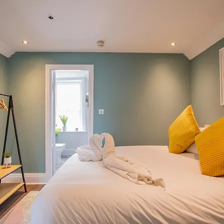 Holiday home The Yellow Door By Shortstays