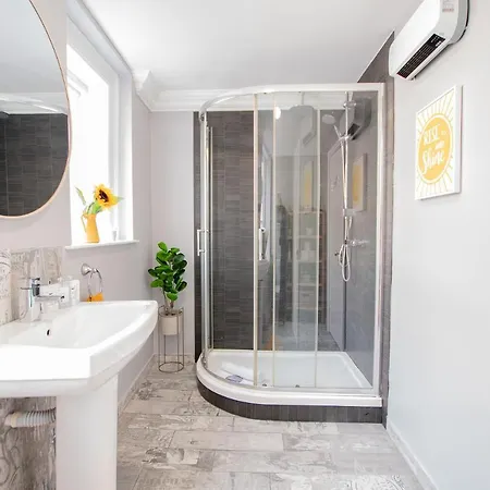 The Yellow Door By Shortstays Holiday home