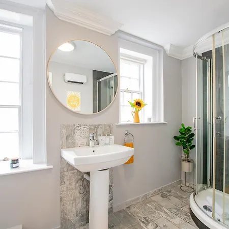 The Yellow Door By Shortstays Holiday home *