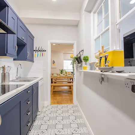 Holiday home The Yellow Door By Shortstays *