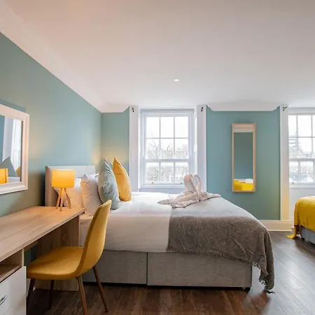 Holiday home The Yellow Door By Shortstays *