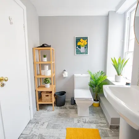 Holiday home The Yellow Door By Shortstays