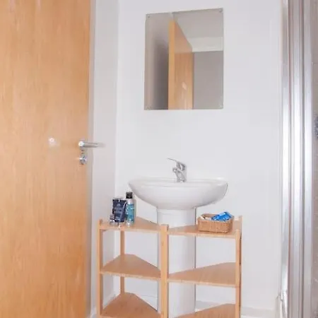 Apartment 2 Bed 2 Bath With Canal View *