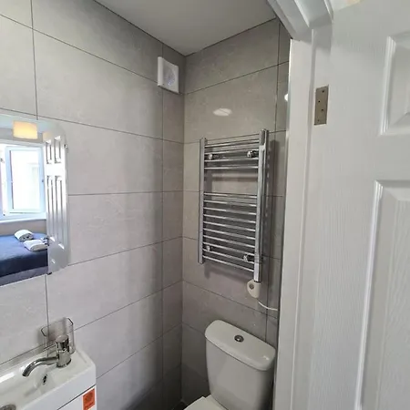 Cosy Self Contained Space Near Airport Appartamento *