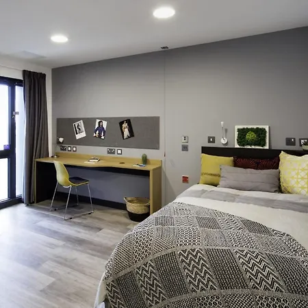 Cosy Ensuite Bedrooms At Aspen House In Apartment
