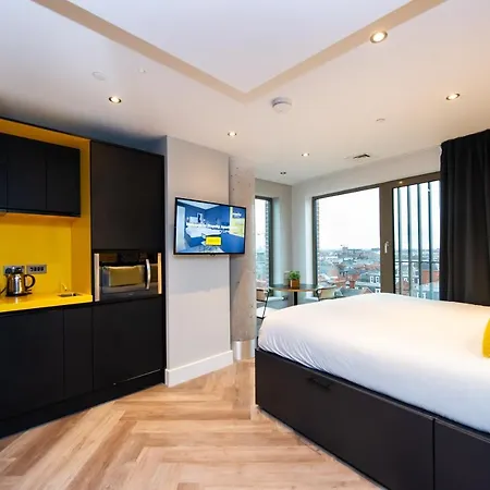 Staycity Castle Aparthotel 4*