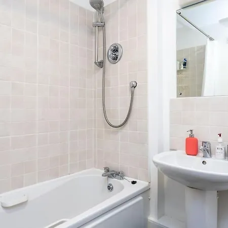 Peaceful 1 Bedroom In Portobello, 公寓