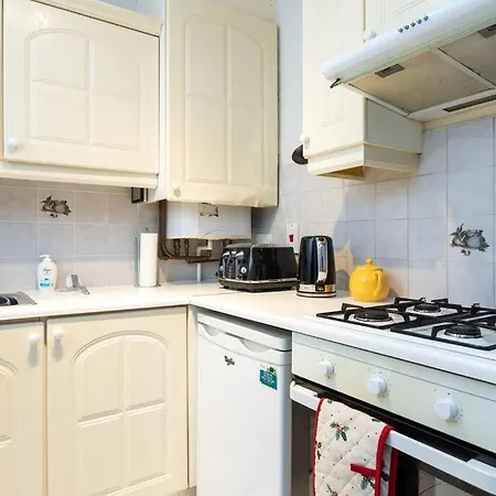 Lovely 2 Bedroom Maisonette In Beaumont,