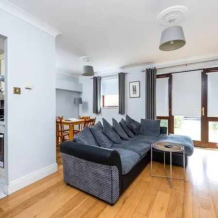 Lovely 2 Bedroom Maisonette In Beaumont, Apartment *