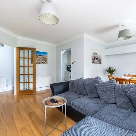 Apartment Lovely 2 Bedroom Maisonette In Beaumont,
