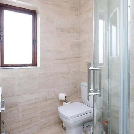 Lovely 2 Bedroom Maisonette In Beaumont, * Dublin
