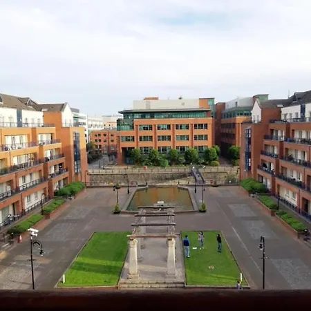 Homestay Custom House Harbour Apartments, Ifsc *