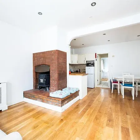 Homely 3 Bedroom House With A Balcony In Donnybrook Dublin