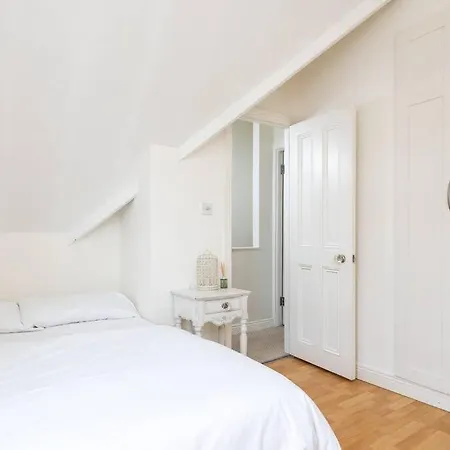 Apartment Homely 3 Bedroom House With A Balcony In Donnybrook