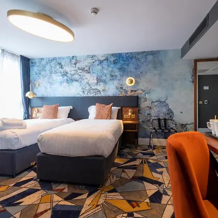 Keavan's Port Hotel, Hotel 4*