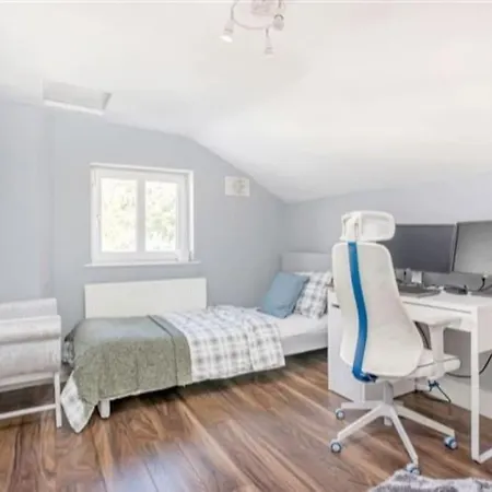 Spacious 2-bedroom Property, Minutes From City. *