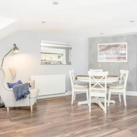 Apartment Spacious 2-bedroom Property, Minutes From City. *
