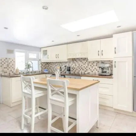 Apartment Spacious 2-bedroom Property, Minutes From City. Dublin