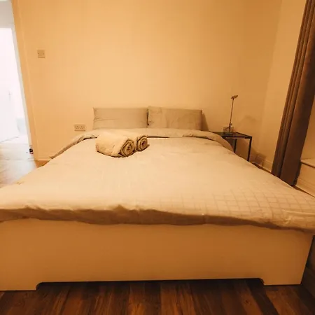 Goldenglow 15 Min Airport Apartman