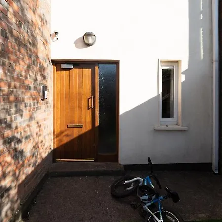 Goldenglow 15 Min Airport Apartman